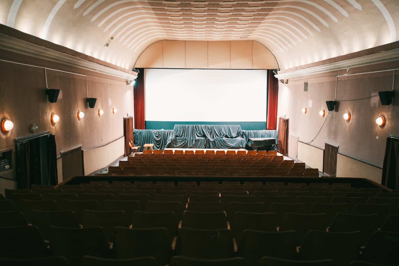 kino úsmev, escalator